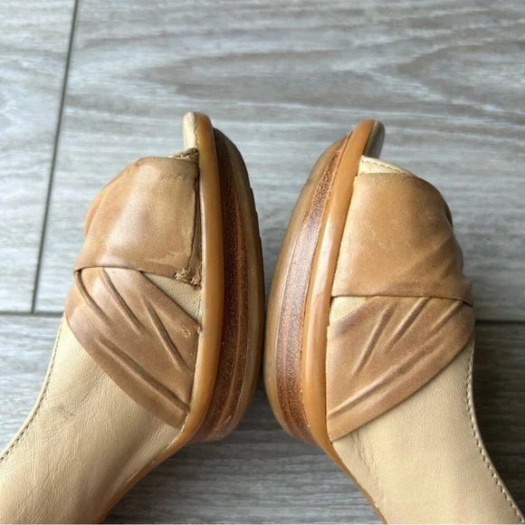 Blondo Tan Ivory Contrasting Colour Leather Peep Toe  Cutout Platform Pumps - Picture 16 of 16